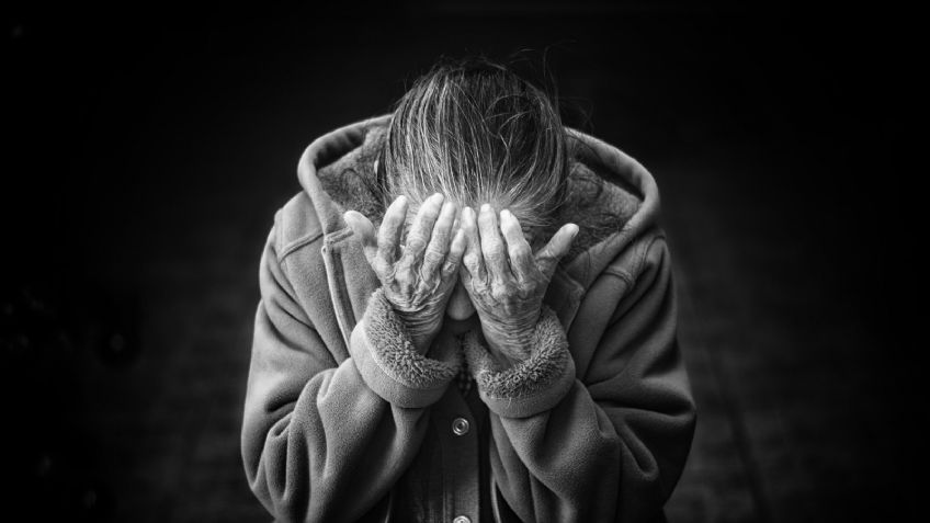 Detienen a un hombre por quitarle la vida a su madre con demencia; la golpeó repetidamente