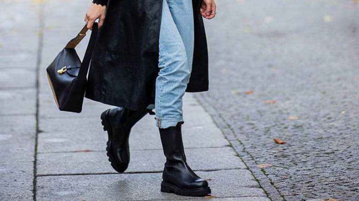 Este 'outfit' con jeans de cintura alta y botines se convertirá en la sensación de otoño 2021