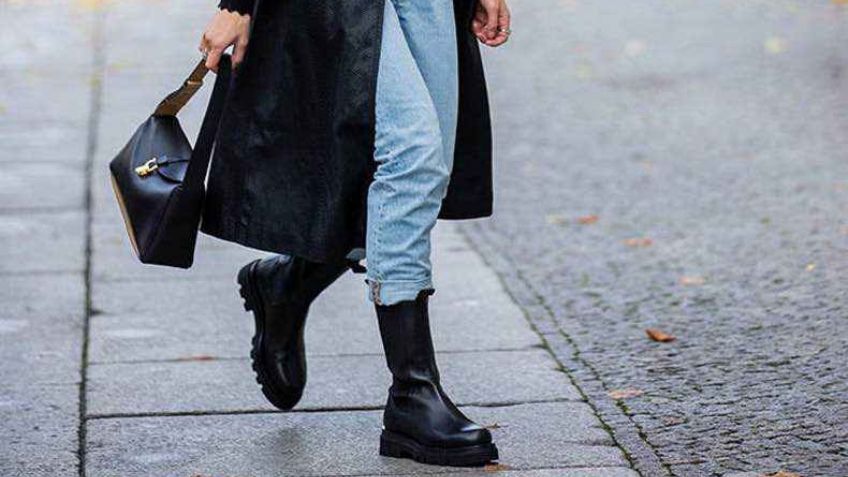 Este 'outfit' con jeans de cintura alta y botines se convertirá en la sensación de otoño 2021