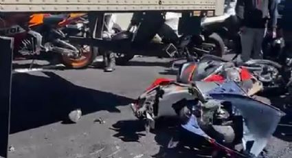 FUERTE VIDEO: Motos colisionan contra autos en carretera; hay heridos y víctimas mortales