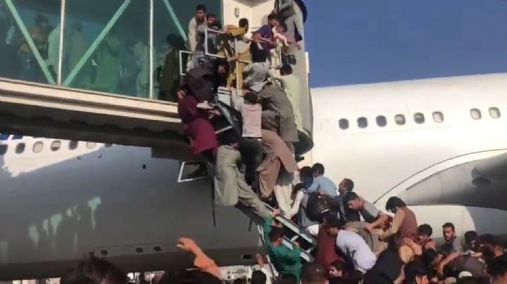 FUERTE VIDEO: Personas se aferran a los aviones y caen al tratar de huir de Afganistán