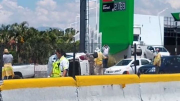 Otra vez la México-Cuernavaca: Taxista muere aplastado por su unidad tras volcarse