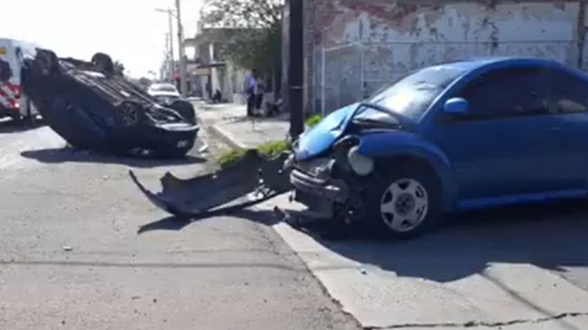 Se pasa alto y provoca aparatoso choque volcadura en pleno centro de Ciudad Obregón