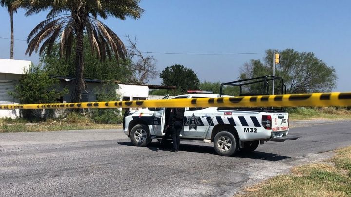 Código rojo en NL: Semidesnudo y con heridas de arma blanca, hallan el cuerpo en la carretera