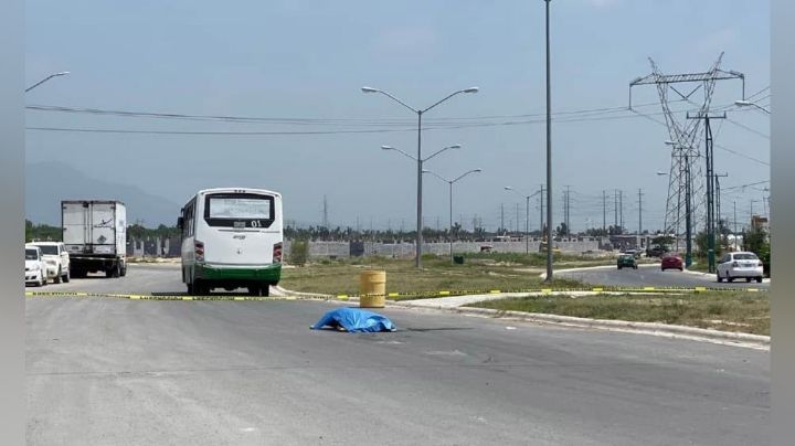 Terrible final: Hombre muere al ser aplastado por un camión urbano en Nuevo León