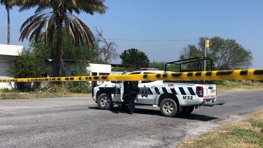 Código rojo en NL: Semidesnudo y con heridas de arma blanca, hallan el cuerpo en la carretera