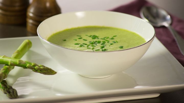 ¡Irresistible! Esta receta de crema de espárragos con pollo enamorará a tu familia entera