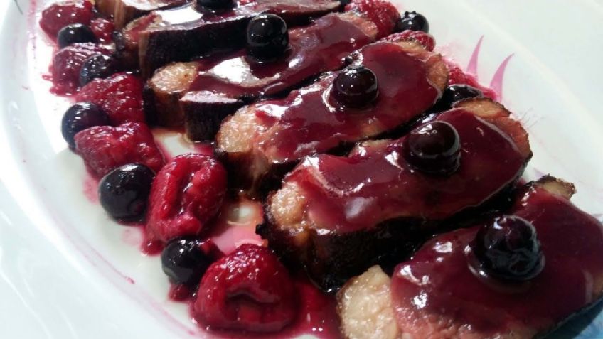 Delicioso manjar: Dale un abrazo a tu familia con este pollo en salsa de frutos rojos