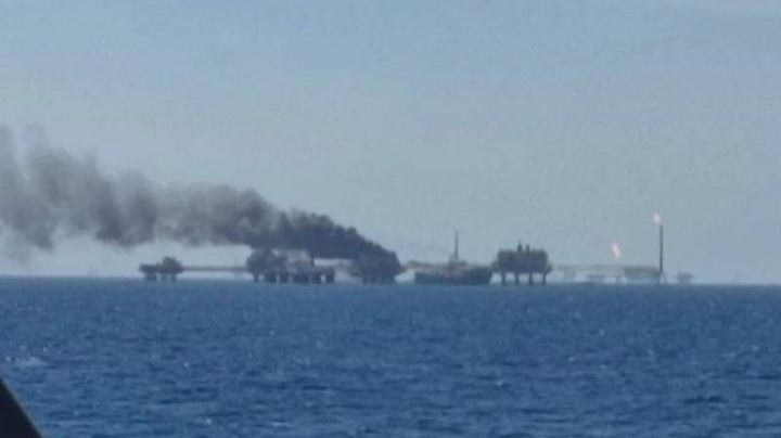 Explota planta de Pemex en Golfo de México; AMLO confirma una víctima mortal y desaparecidos
