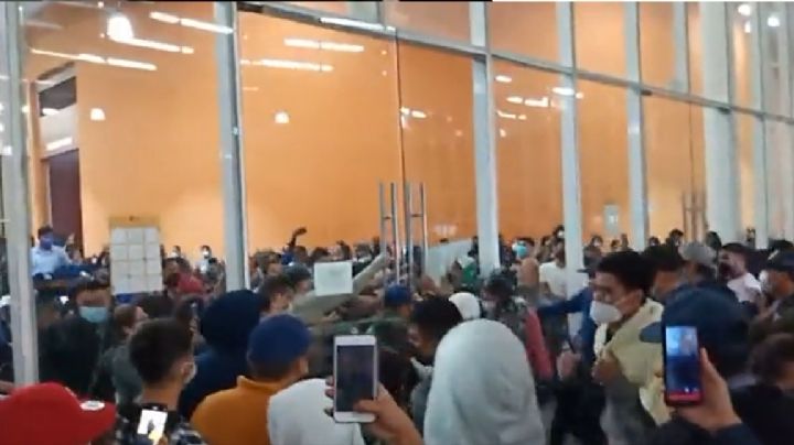 VIDEO: Falta de vacunas contra el Covid-19 y de organización desata violencia en Coahuila