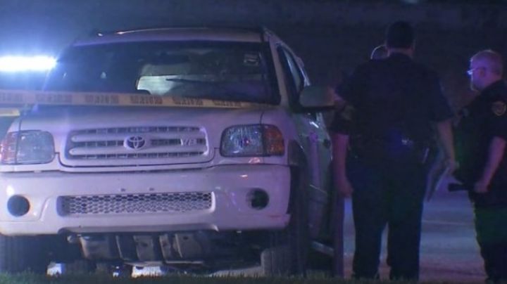 Niños toman el control del auto en carretera luego que su padre recibiera un disparo