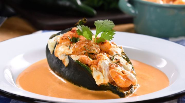 Recibe al Mes Patrio con estos exquisitos chiles rellenos de pollo; descubre la receta