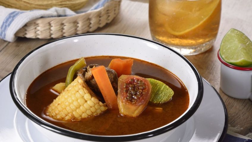 Dale un abrazo a tu familia en otoño con este cálido mole de olla; disfrutarán de cada bocado