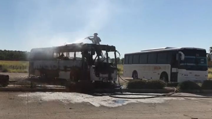 Hermosillo: Fuego calcina autobús de transporte de personal en Parque Industrial Damoza