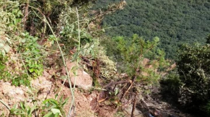 2 empleados mueren tras caer su camión en un barranco de mil metros