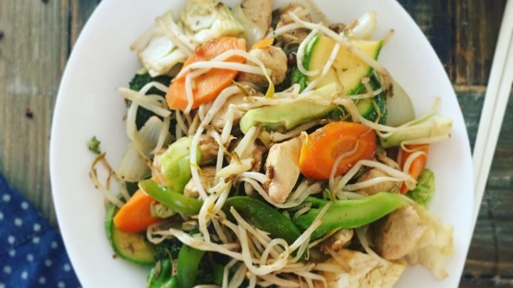 Comida china: Disfruta de un delicioso pollo estilo oriental acompañado con germen de soya