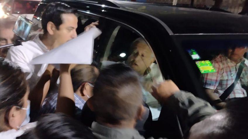 VIDEO: ¡'Mañanera' sin AMLO! Como protesta, maestros del CNTE retienen al presidente de México