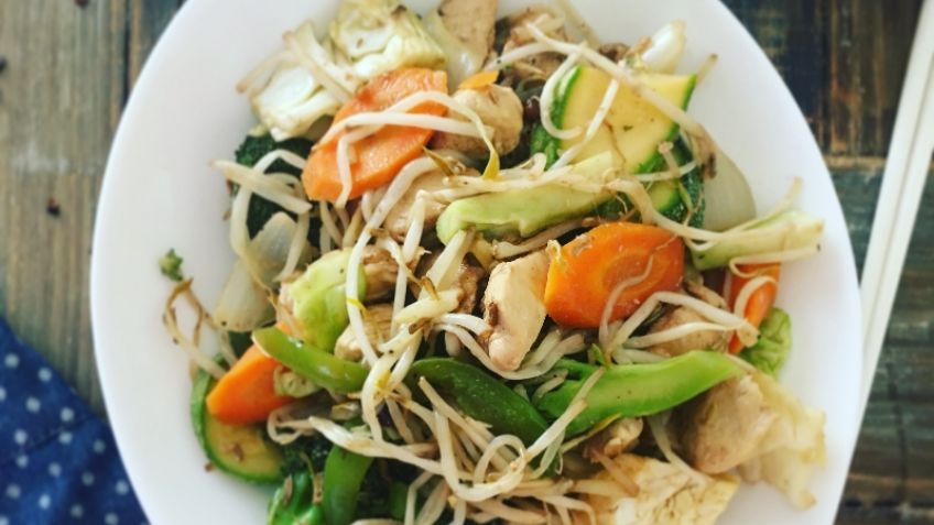 Comida china: Disfruta de un delicioso pollo estilo oriental acompañado con germen de soya