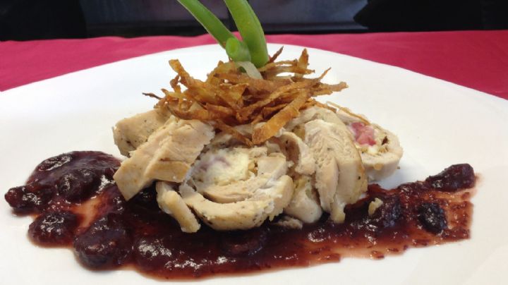 Dile a tu familia cuánto la amas con este delicioso pollo bañado en esta salsa de arándano