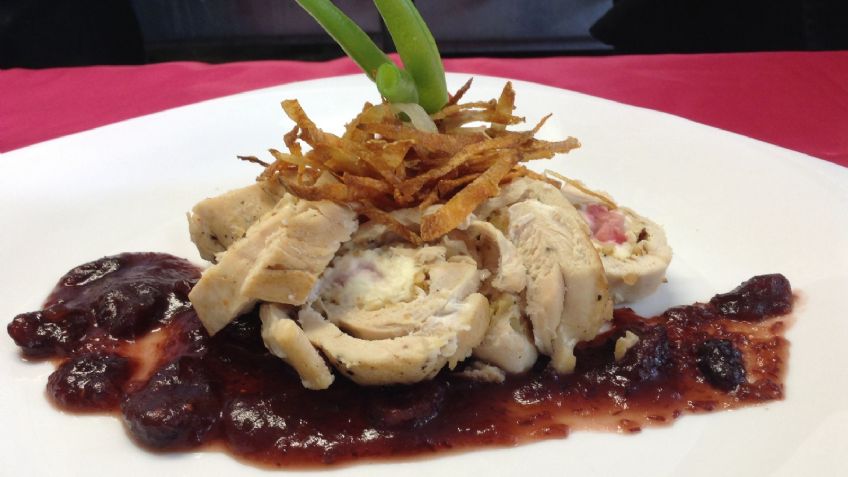 Dile a tu familia cuánto la amas con este delicioso pollo bañado en esta salsa de arándano