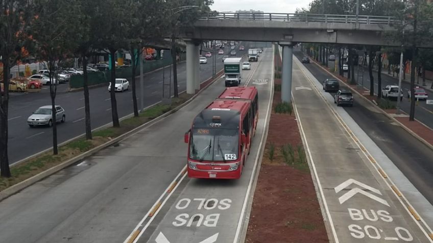 FUERTES IMÁGENES: Acribillan salvajemente a un joven en frente de una estación del Metrobús
