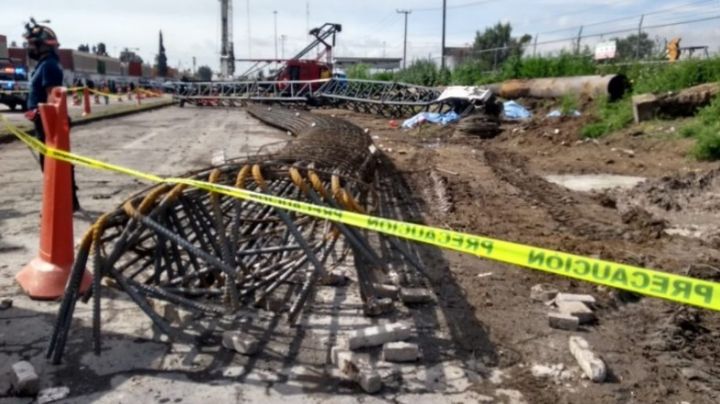 VIDEO: Se desploma grúa de construcción en Ecatepec; hay cinco muertos