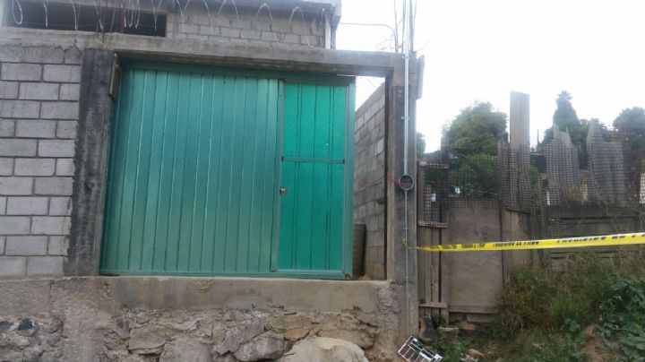 FUERTES IMÁGENES: ¡Riña fatal! Hallan en extraña posición el cuerpo de un hombre en una obra negra