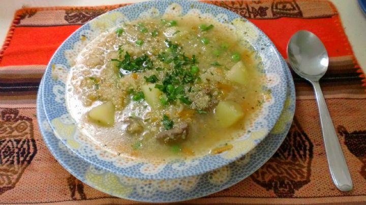 Goza de la temporada de lluvias con este magnífico caldo de pollo con quinoa; es saludable y delicioso