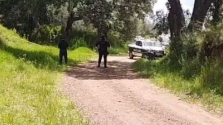 Hallan 2 cuerpos de mujeres tirados en camino de terracería; tenían heridas de bala