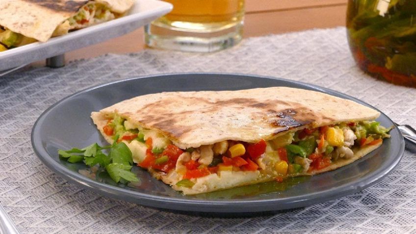 ¿Antojo de unas quesadillas? Descubre cómo preparar esta versión con pollo y verduras