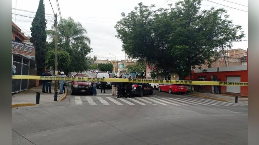 Código rojo en Guadalajara: Hombre es interceptado y asesinando a sangre fría en plena calle