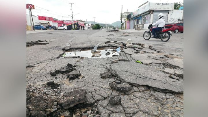 Calles de Hermosillo lucen deshechas por las recientes lluvias; representa un riesgo para los ciudadanos