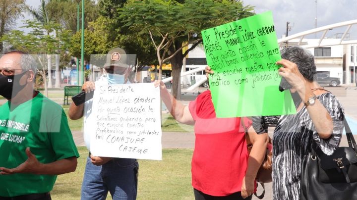 Cajeme: Jubilados se manifiestan frente a Palacio; se oponen a que se les calcule la pensión con UMA
