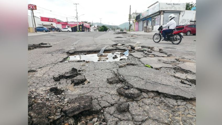 Calles de Hermosillo lucen deshechas por las recientes lluvias; representa un riesgo para los ciudadanos
