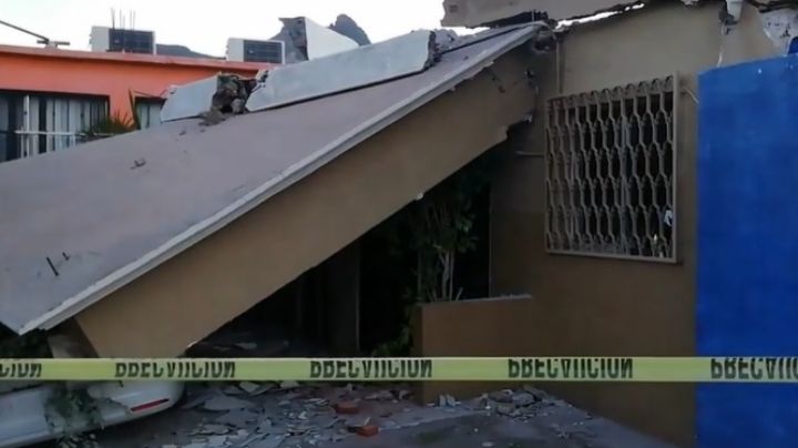 Guaymas: Auto destruye cochera de una vivienda en Las Villas al impactarse con ella