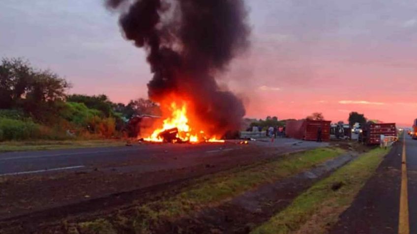 2 decesos y 8 heridos tras colisión entre tráiler y autobús en Guanajuato; uno murió calcinado