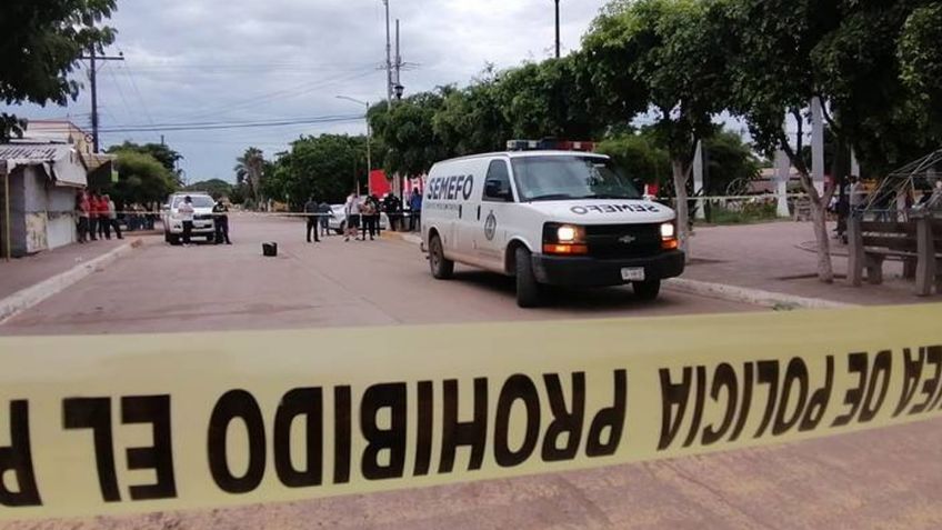 A la orilla de la carretera, abandonan el cuerpo violentado de un hombre; fue acribillado