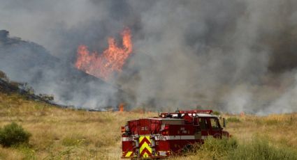 ¡California en llamas! Gran incendio provoca el cierre de carreteras; hay dos bomberos heridos