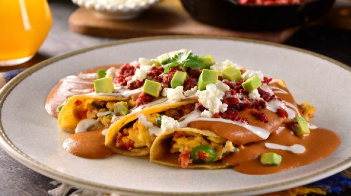 ¡Fácil y rápido! Prepara unas enfrijladas con chorizo para el Día de la Independencia