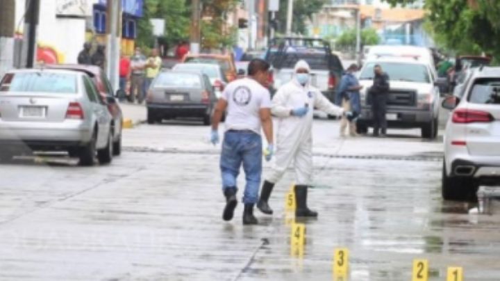 Ejecutan a tiros a un médico gastroenterólogo; murió al interior de su camioneta