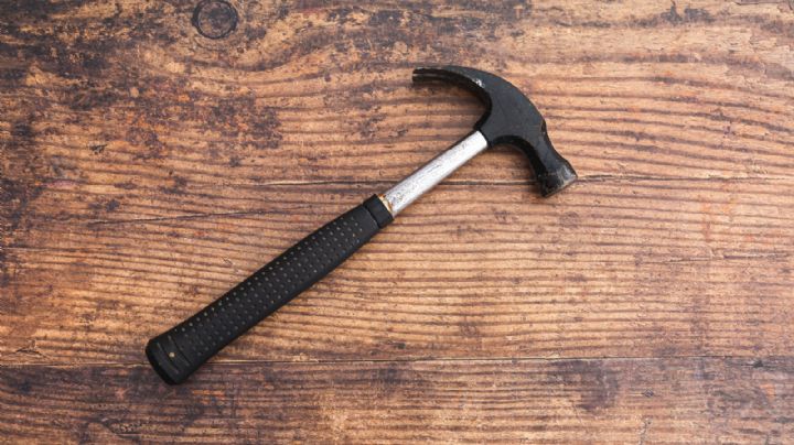 Sin misericordia: Sujeto golpea a su pareja con un martillo en el rostro y los brazos