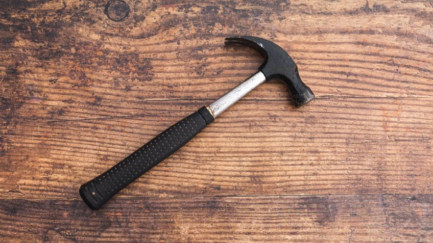 Sin misericordia: Sujeto golpea a su pareja con un martillo en el rostro y los brazos