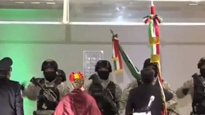 VIDEO: ¡De no creerse! En plena ceremonia del 'Grito' alcalde sufre vergonzoso accidente