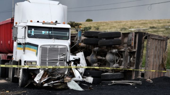 Tráiler parte por la mitad una camioneta; el conductor murió aplastado por los fierros