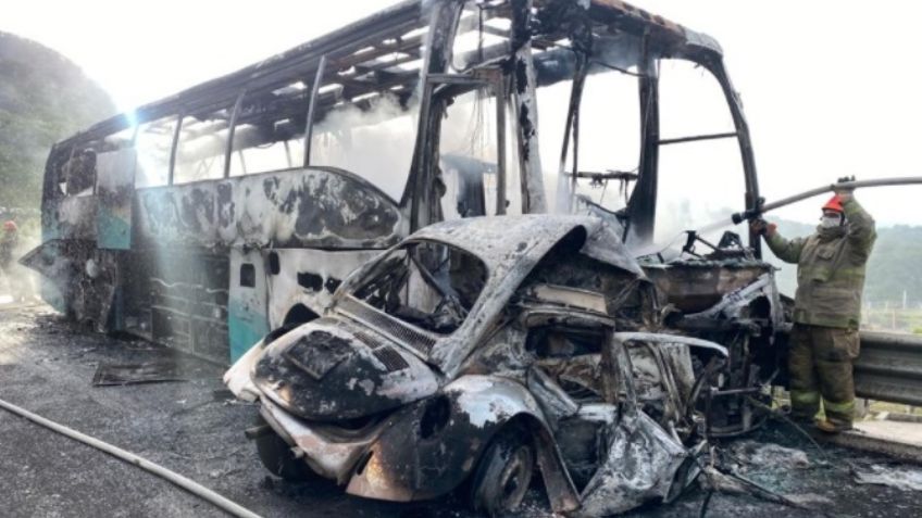 Mueren dos en accidente provocado por autobús robado por estudiantes de Ayotzinapa