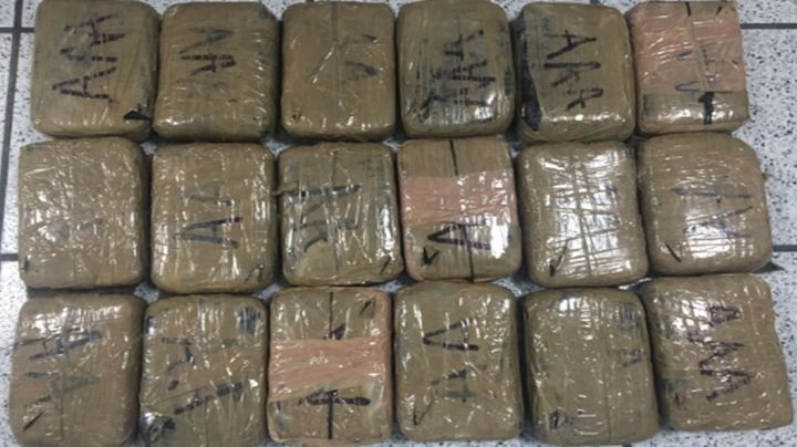 Arrestan a dos choferes de autobús en carretera de Sonora; viajaban con 17 kilos de droga