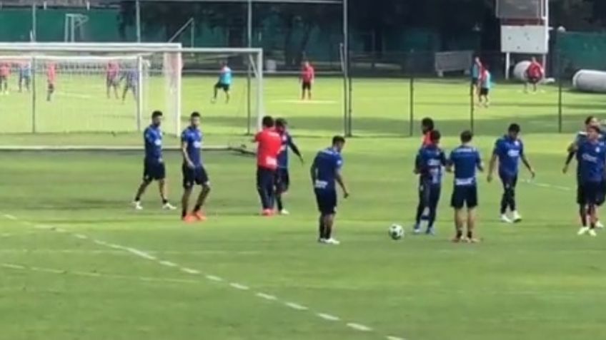 ¿Más problemas en Chivas? El capitán Molina le niega saludo al nuevo entrenador