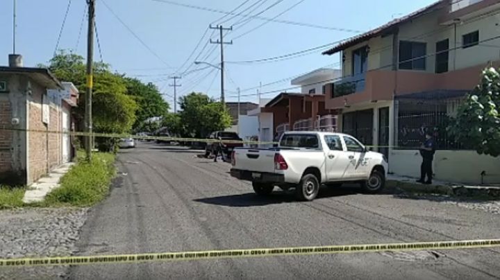 Por calles de Colima, sujetos armados acribillan a una pareja; él murió y ella está lesionada