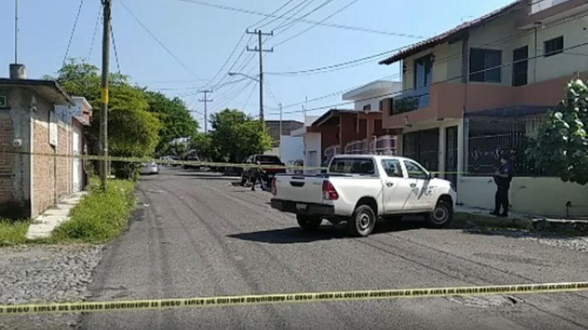 Por calles de Colima, sujetos armados acribillan a una pareja; él murió y ella está lesionada