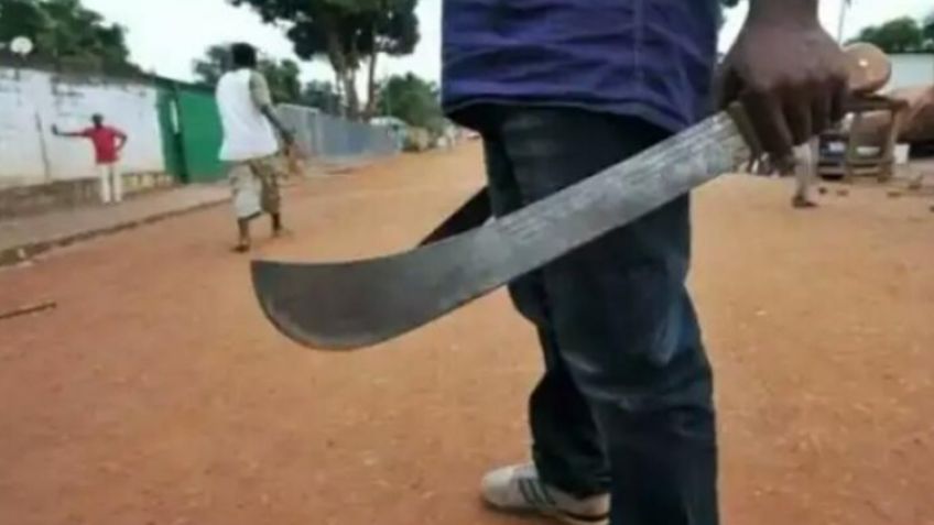 Sin explicación, asesinan a un hombre a machetazos mientras desayunaba